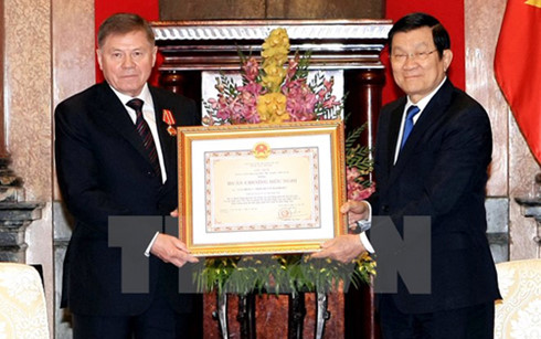 ປະທານປະເທດເຈືອງເຕີນຊາງມອບຫຼຽນໄຊມິດຕະພາບໃຫ້ປະທານສານສູງສຸດສະຫະພັນລັດເຊຍ